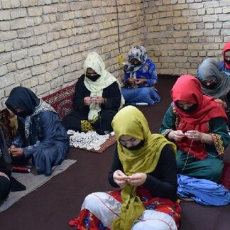 Studentinnen am VST-Standort Mazar-e Sharif, Provinz Balkh, beim Erlernen von Fertigkeiten in der Broiderie/Nadelarbeit. WFP/Ziauddin Safi