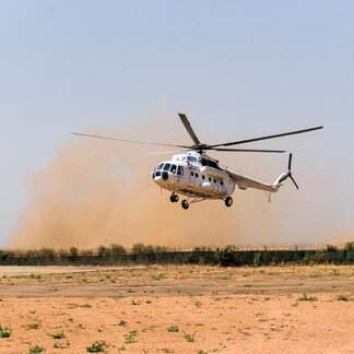Ein Hubschrauber aus Zalingei, der Hauptstadt des Bundesstaates Zentral-Darfur, landet auf dem UNAMID-Gelände in Nertiti, Zentral-Darfur, um Passagiere nach Zalingei zu fliegen.  Foto: WFP/Ala Kheir