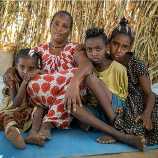 Eine Frau und ihre Kinder, die aufgrund des Konflikts im Sudan vertrieben wurden