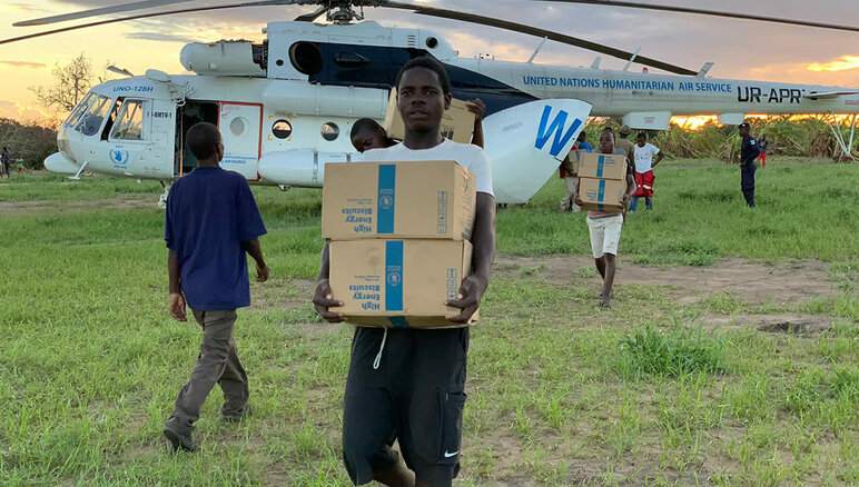 Am 21. März 2019, nach dem Durchzug des Zyklons Idai, erreicht der WFP-Hubschrauber Guaraguara, Mosambik, mit einer Ladung von Hochenergiekeksen. WFP/Deborah Nguyen