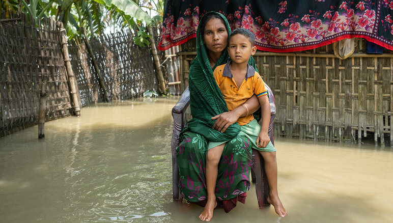 Die schweren Monsunregenfälle überschwemmten im Juli 2020 die nördlichen und nordöstlichen Distrikte von Bangladesch. Das Hochwasser hat Sayemas Haus überflutet und macht ein normales Leben sehr schwierig. Sie und ihre Familie leiden unter Nahrungsmittelknappheit. Das Welternährungsprogramm bietet Bargeldhilfe für fast 6000 Familien in Kurigram an, die am stärksten gefährdet und auf Hilfe angewiesen sind. WFP/Mehedi Rahman